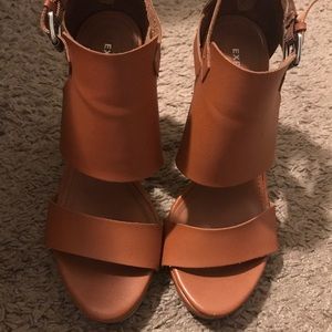 Express camel color wedges.